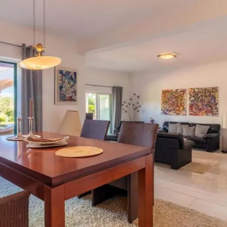 Charming Spacious Interiors And Pool 카르보에이루