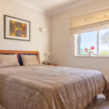 Charming Spacious Interiors And Pool 펜션