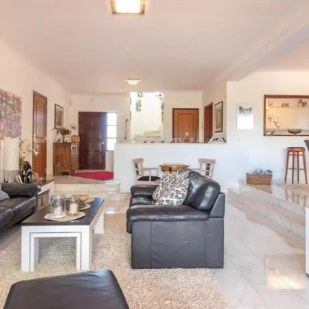 Charming Spacious Interiors And Pool 펜션 카르보에이루