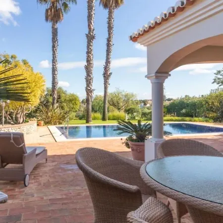 Charming Spacious Interiors And Pool 펜션 카르보에이루
