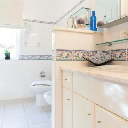 펜션 Charming Spacious Interiors And Pool