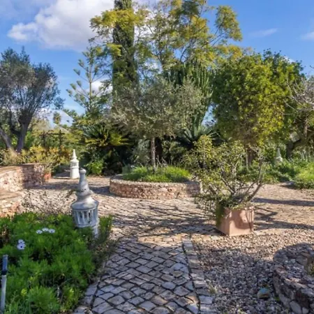 Holiday home Charming Spacious Interiors And Pool *